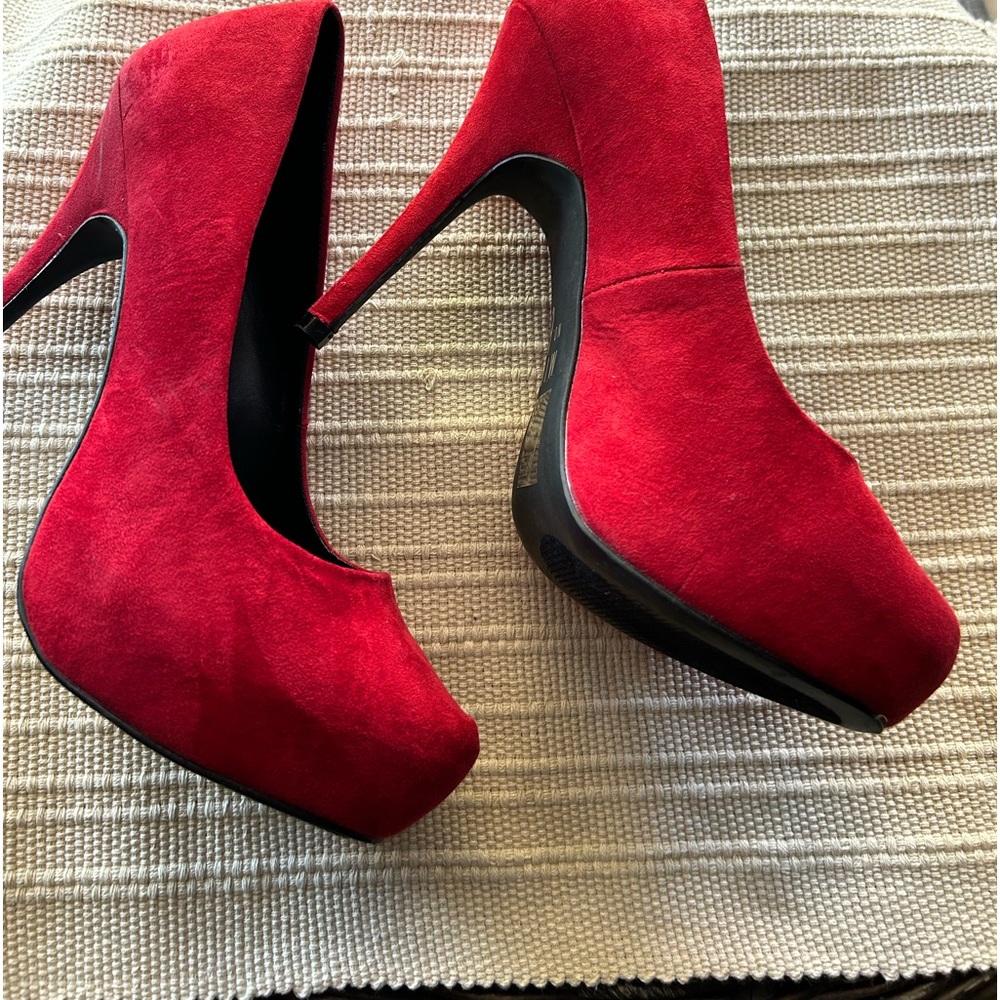 suede red heel’s slightly used good condition